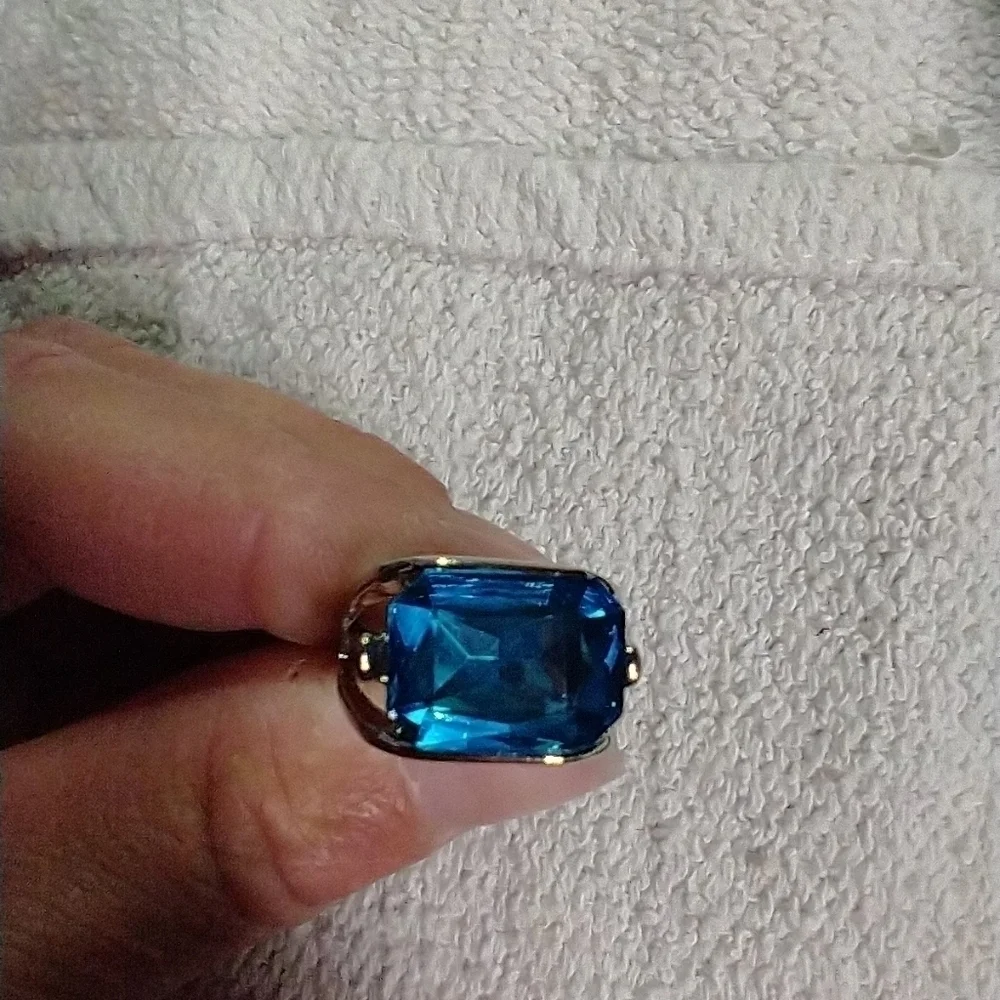 Silvertone blue 💙 🔵 crystal 🔮 ring 💍5.75